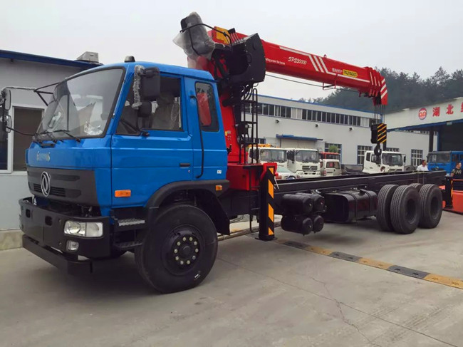 東風153后八輪(可裝6.3~12噸吊機) 東風153后八輪(可裝6.3~12噸吊機)