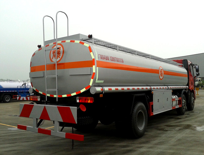 國(guó)五解放小三軸26方油罐車 國(guó)五解放小三軸26方油罐車