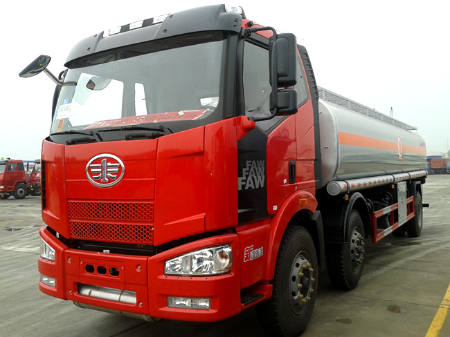 國(guó)五解放小三軸26方油罐車 國(guó)五解放小三軸26方油罐車