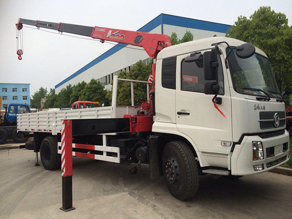 東風天錦5.8米隨車吊 東風天錦5.8米隨車吊