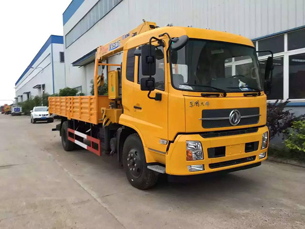 東風天錦5.8米隨車吊 東風天錦5.8米隨車吊