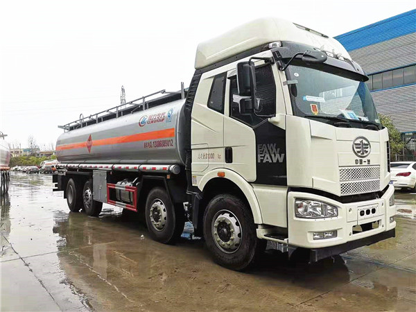 26方運(yùn)油車(chē)，解放前四后六運(yùn)油車(chē)發(fā)車(chē)到遼寧大連