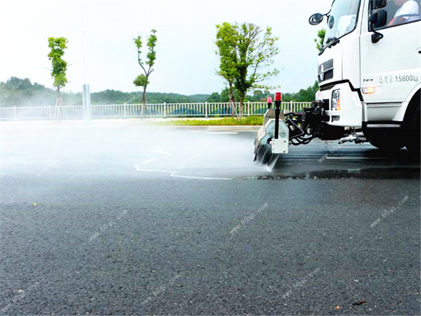 東風(fēng)天錦路面清洗車前部效果