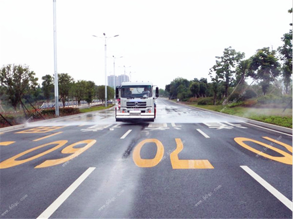 東風(fēng)天錦路面清洗車前部效果