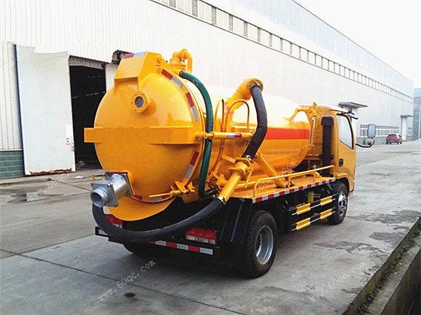 東風多利卡D6吸污車